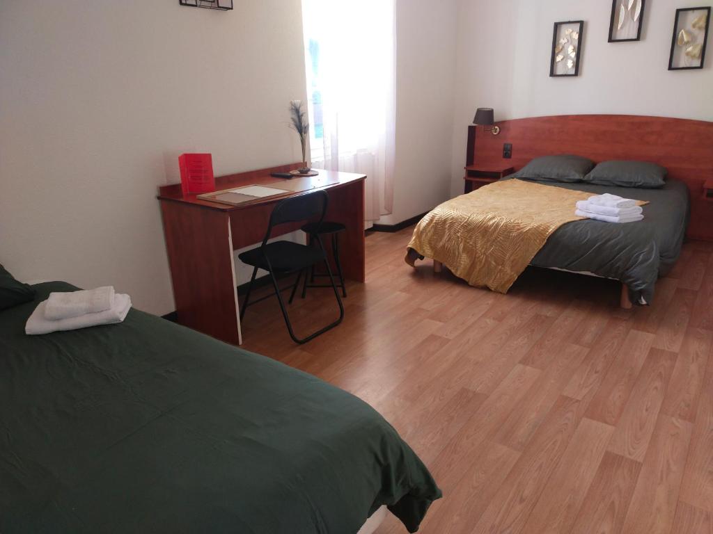 Postel nebo postele na pokoji v ubytování Le Castel d'olmes