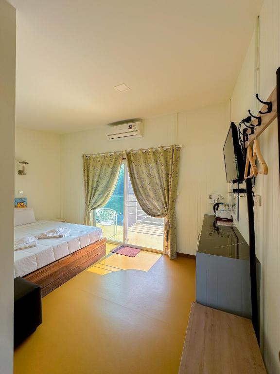 ชอว์ งาทอง รีสอร์ต Chor Ngar Thong Erawan Kanchanaburi - King Room Met Uitzicht Op Het Meer