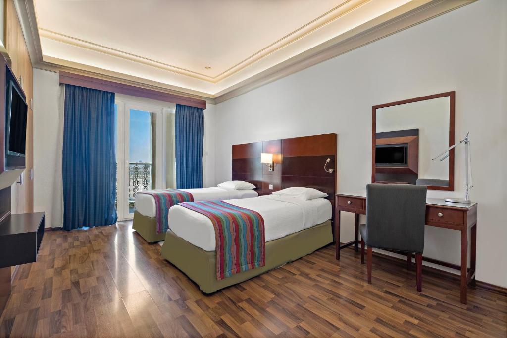 Postel nebo postele na pokoji v ubytování Al Khoory Hotel Apartments Al Barsha