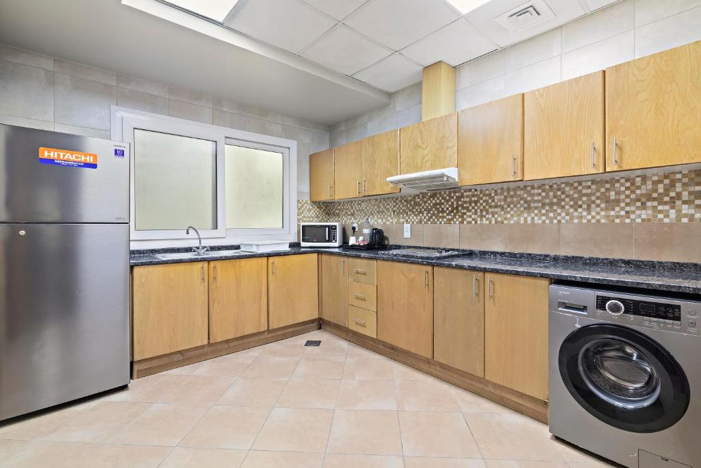 Kuchyň nebo kuchyňský kout v ubytování Al Khoory Hotel Apartments Al Barsha