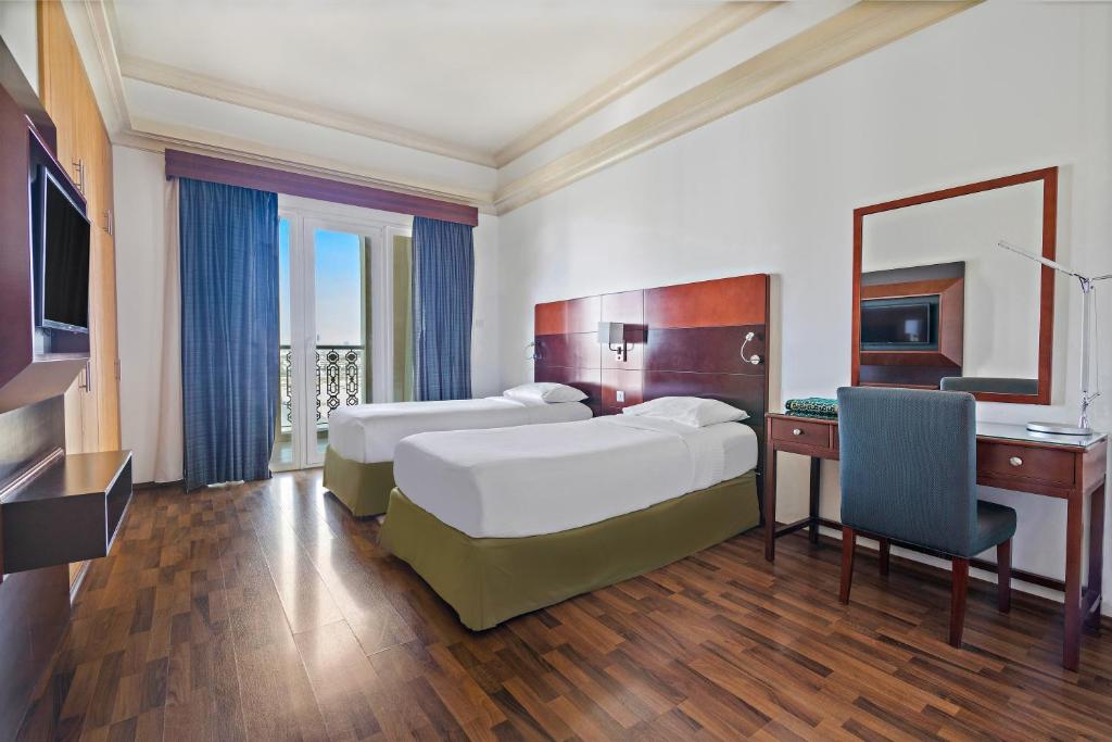 Postel nebo postele na pokoji v ubytování Al Khoory Hotel Apartments Al Barsha