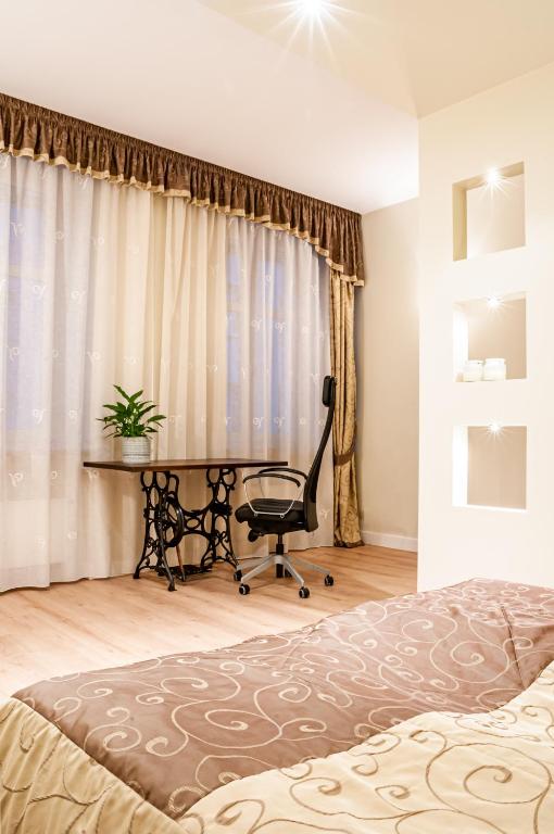 Home & Travel - One-Bedroom Apartment