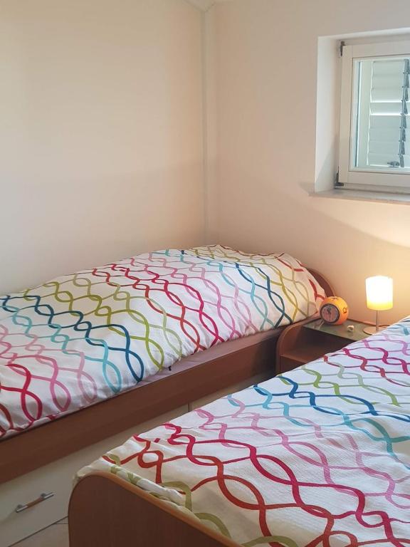 Posteľ alebo postele v izbe v ubytovaní Seaside apartments