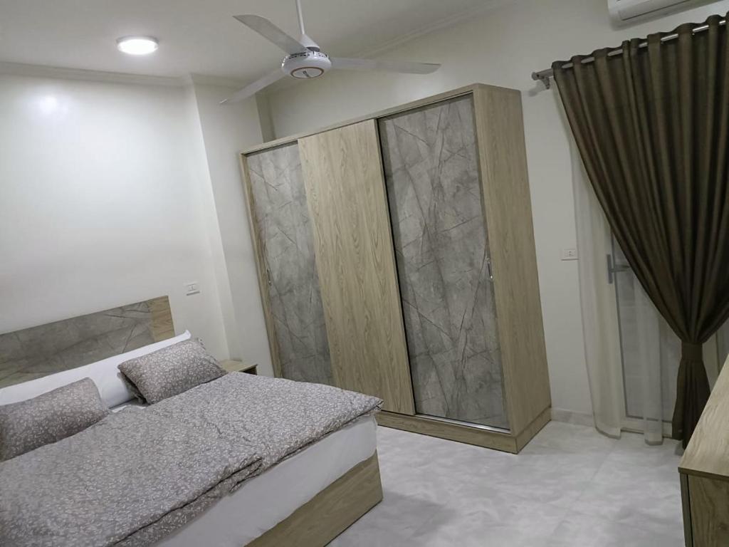 Postel nebo postele na pokoji v ubytování Nový velký apartmán centrum Sheraton, Hurghada