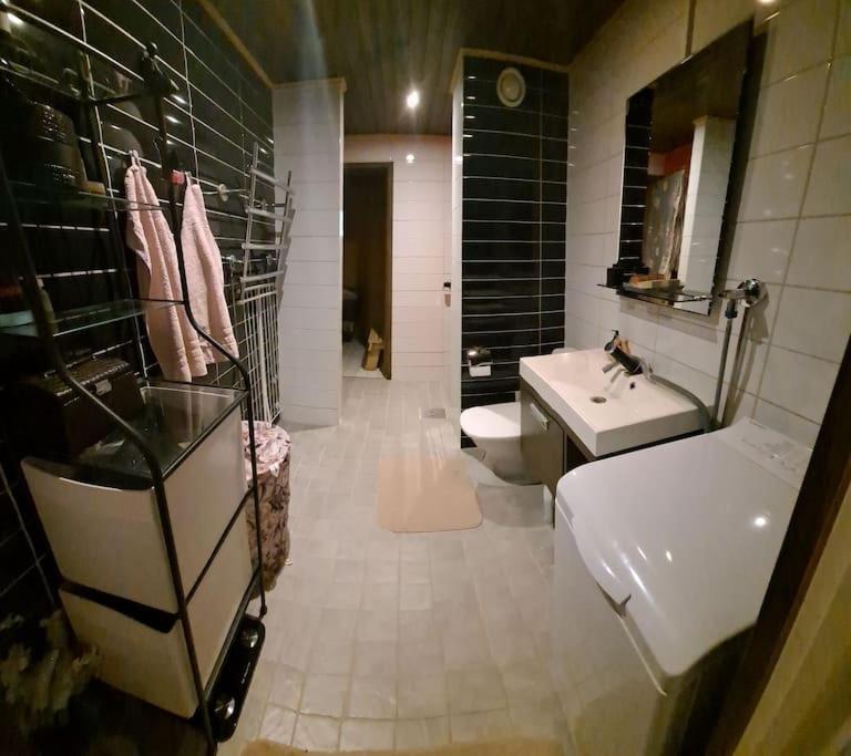 bagno con lavandino, vasca e servizi igienici di Kaunis kaksio lähellä rautatieasemaa a Hämeenlinna