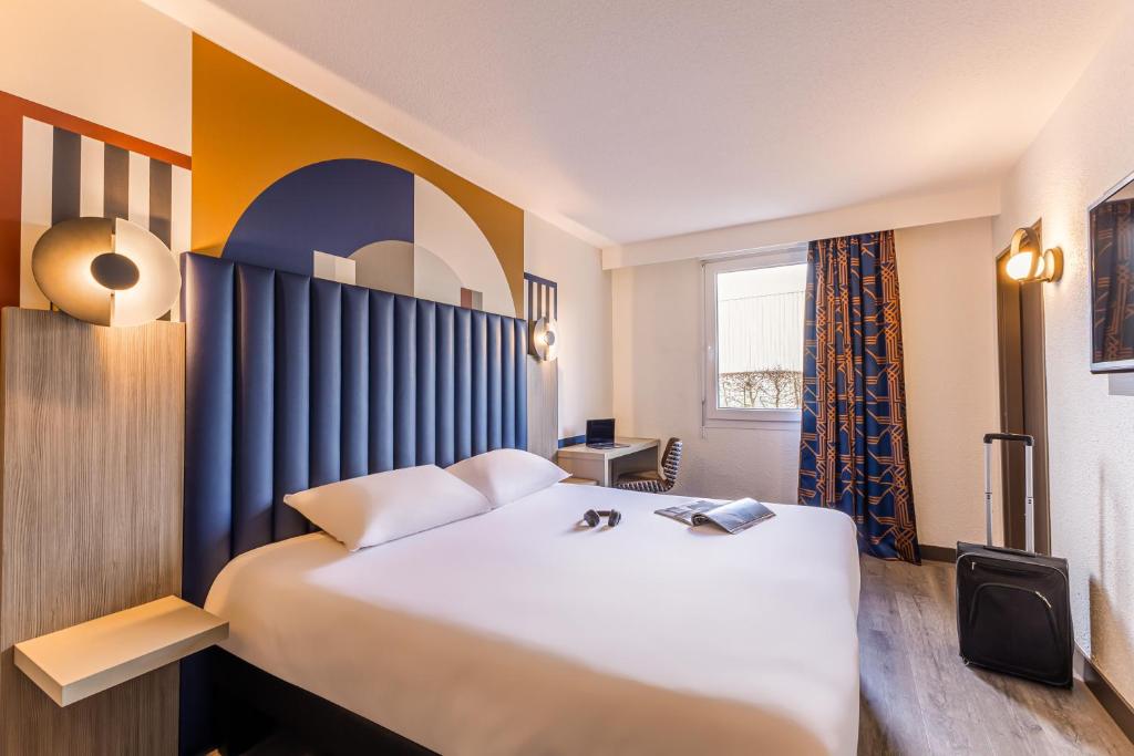 Postel nebo postele na pokoji v ubytování ibis Styles Saint-Quentin