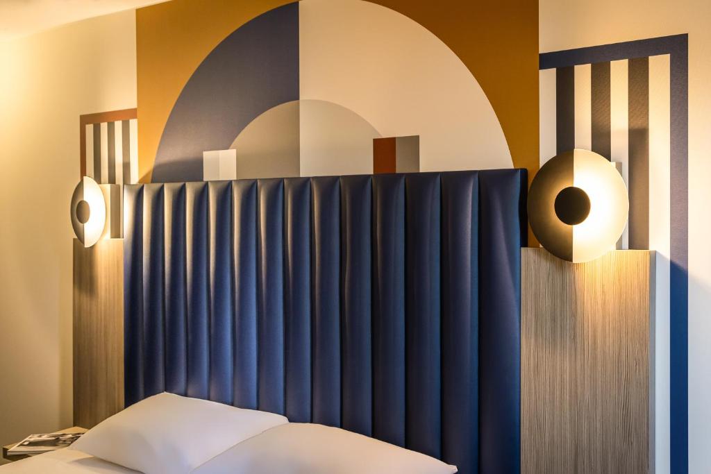 Postel nebo postele na pokoji v ubytování ibis Styles Saint-Quentin