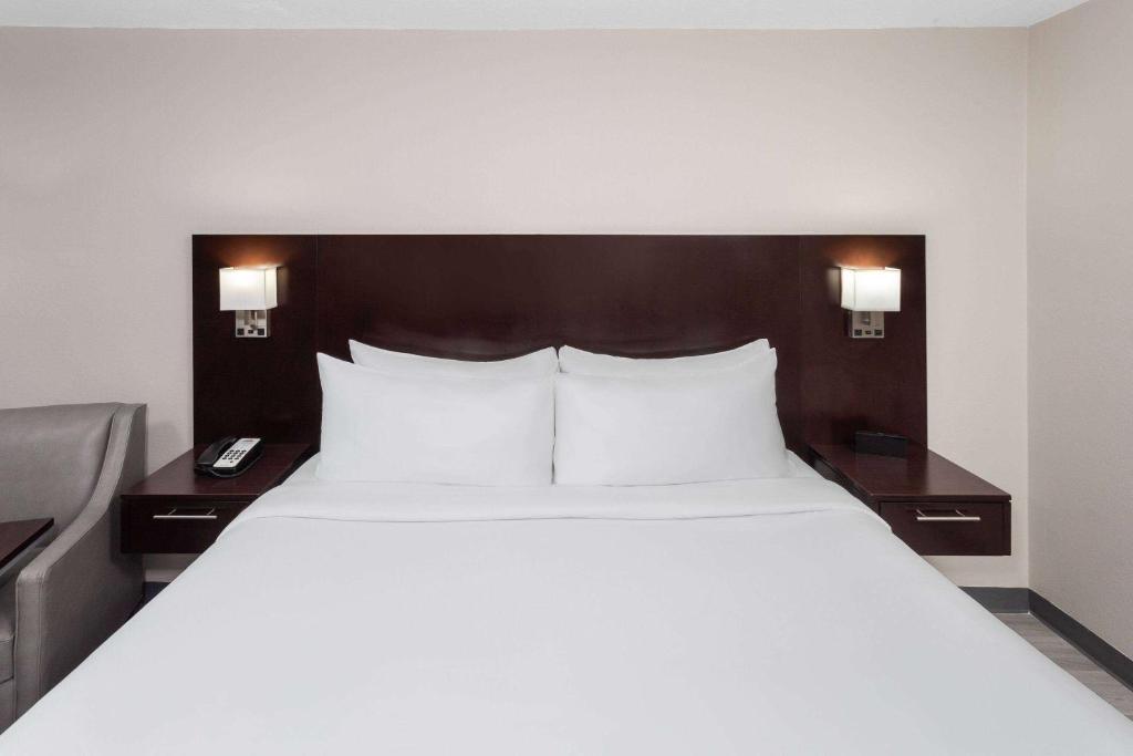 Postel nebo postele na pokoji v ubytování Days Inn by Wyndham Melbourne