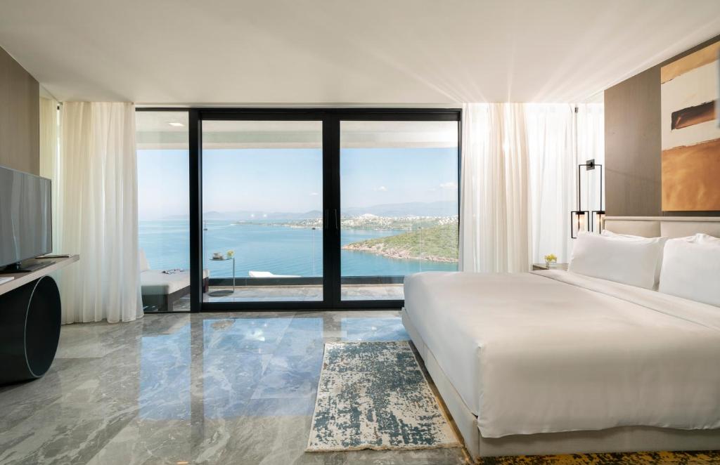 Postel nebo postele na pokoji v ubytování Le Méridien Bodrum Beach Resort
