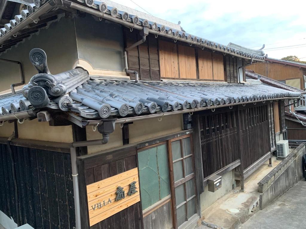 un edificio asiático con un techo de estaño en Kominka VILLA Ogiya - Vacation STAY 92958v, en Minamiawaji