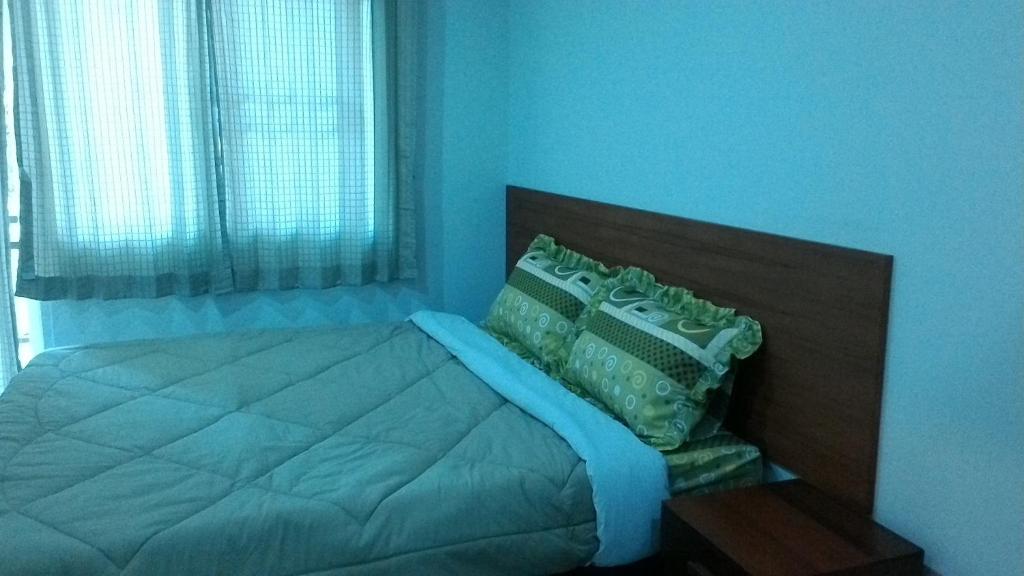 1 dormitorio azul con 1 cama con paredes azules en M.place Maerim en Chiang Mai