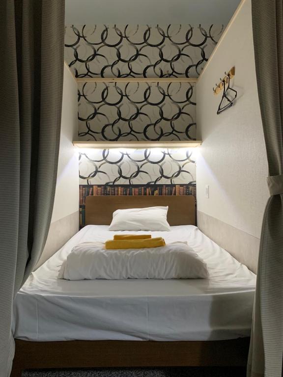 Postel nebo postele na pokoji v ubytování Shinjuku Sky hostel