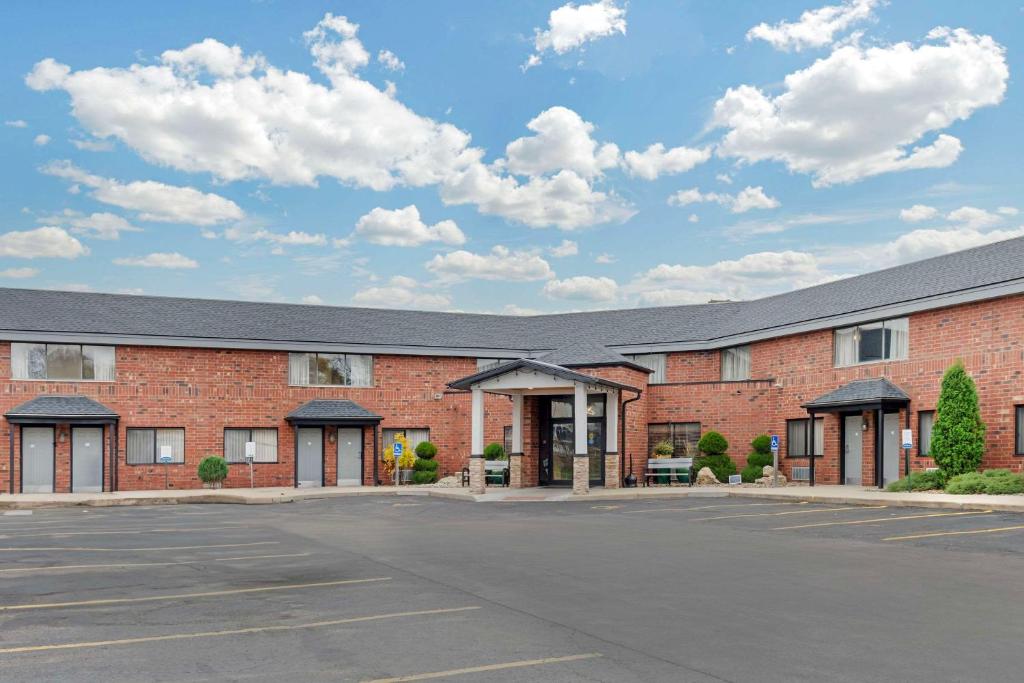 un aparcamiento vacío frente a un edificio de ladrillo en Quality Inn & Suites Mayo Clinic Area en Rochester