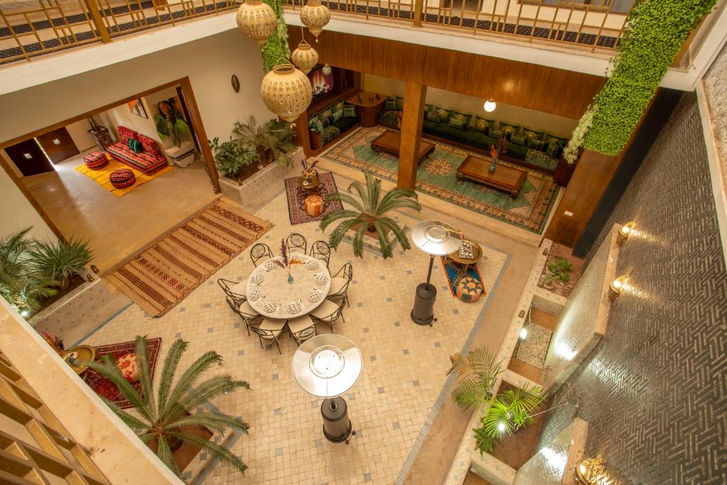 - une vue de tête sur un hall avec une table et des chaises dans l'établissement Riad Azia, à Marrakech