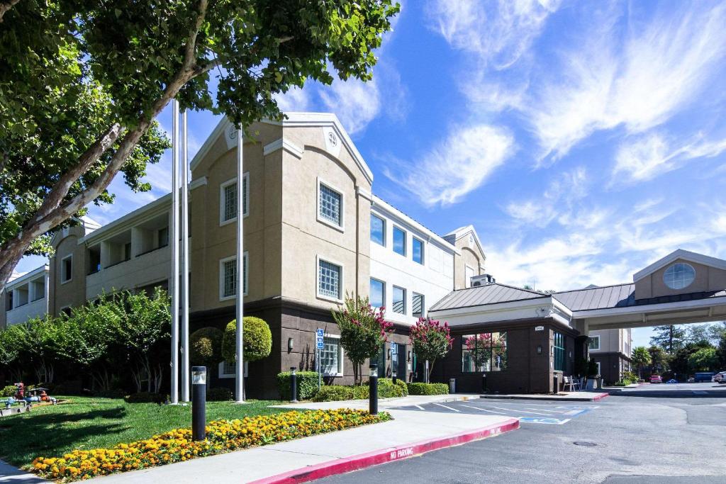 un edificio in una strada accanto a un parcheggio di Country Inn & Suites by Radisson, San Jose International Airport, CA a San Jose