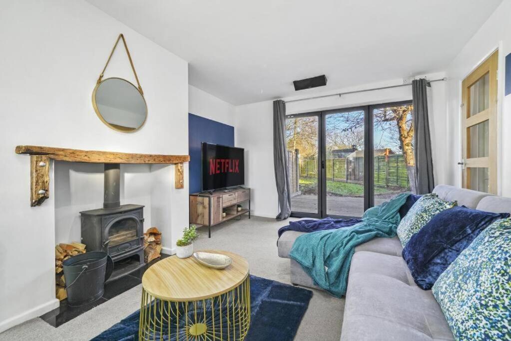 uma sala de estar com um sofá e uma lareira em Ideal 4 bed House in Rugby - Football Table em Clifton upon Dunsmore