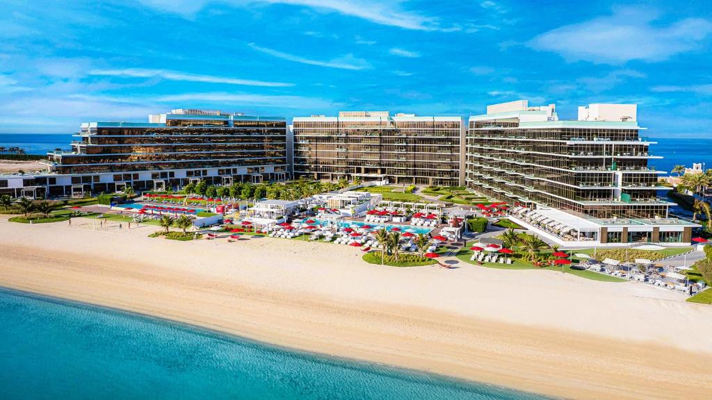 eine Luftansicht eines Resorts am Strand in der Unterkunft Th8 Palm Dubai Beach Resort Vignette Collection, an IHG hotel in Dubai