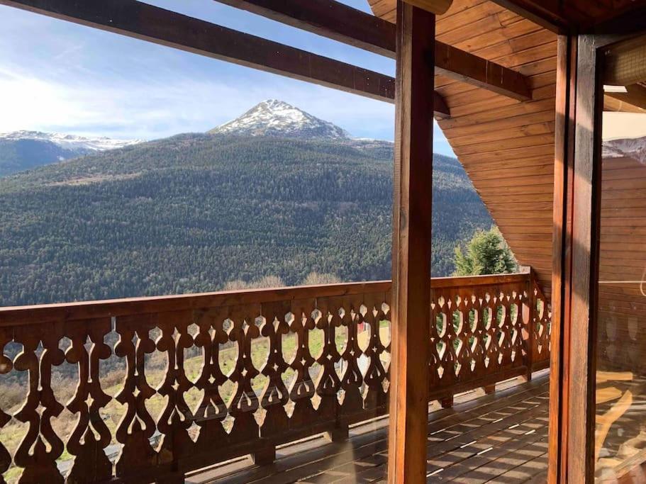 einen Balkon mit Blick auf einen schneebedeckten Berg in der Unterkunft La antigua Rectoría. in Mont