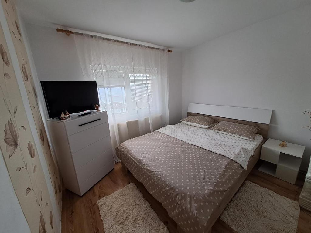 オルショバにあるCasa DucAnaの小さなベッドルーム(ベッド1台、薄型テレビ付)
