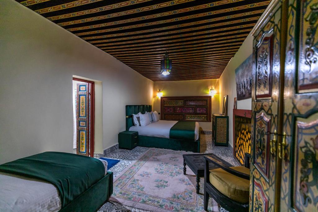 Postel nebo postele na pokoji v ubytování Riad Hadia Fes - Prestige Stay