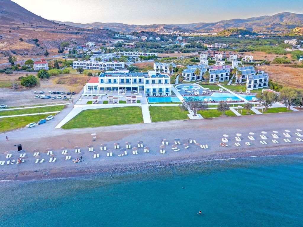 uma vista aérea de um resort na praia em Kamari Beach em Lardos