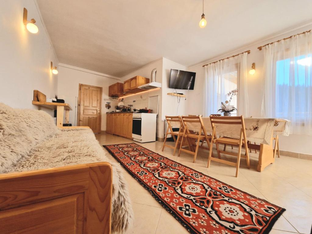 ein Schlafzimmer und ein Esszimmer mit einem Tisch und Stühlen in der Unterkunft Cozy & Spacious Pamporovo Villa in Stoykite