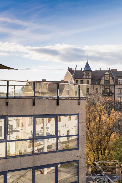 vista su un edificio dalla parte superiore di un edificio di Schlossberghotel a Graz