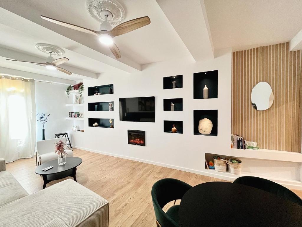 a living room with a couch and a table at Appartement centre historique, idéal couple in Hyères