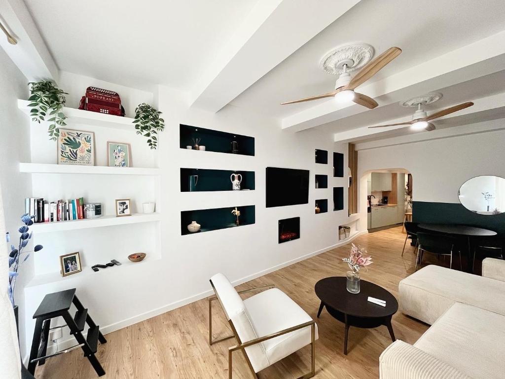 a living room with white walls and a ceiling at Appartement centre historique, idéal couple in Hyères