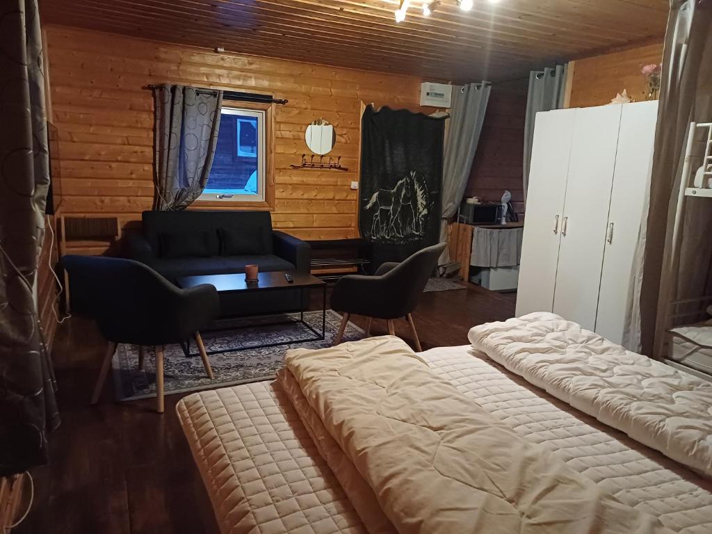 Postel nebo postele na pokoji v ubytování LAKESIDE AURORA CABINS