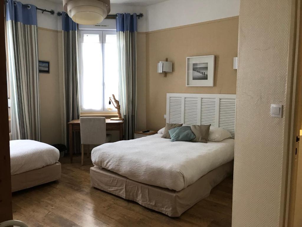 Postel nebo postele na pokoji v ubytování Logis Hôtel & Restaurant "Au Gré du Vent"