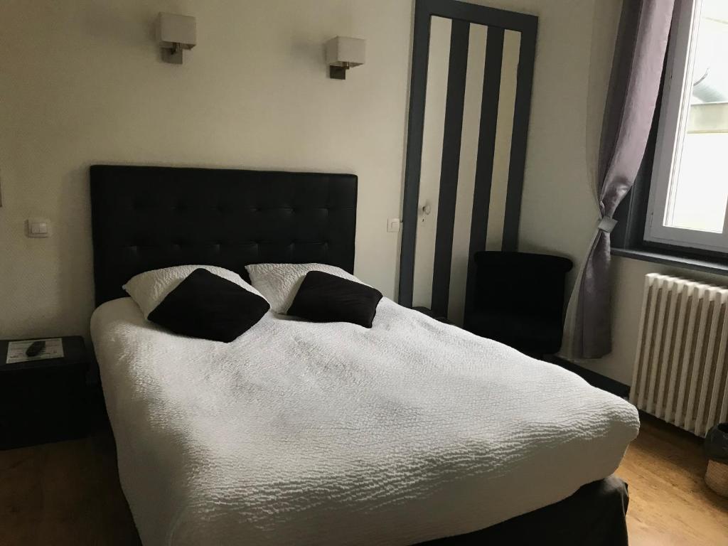 Postel nebo postele na pokoji v ubytování Logis Hôtel & Restaurant "Au Gré du Vent"