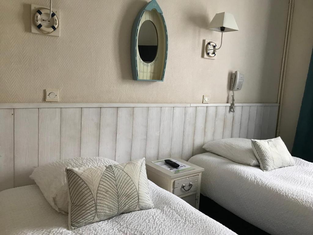 Postel nebo postele na pokoji v ubytování Logis Hôtel & Restaurant "Au Gré du Vent"