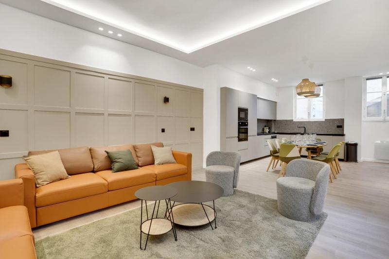 uma sala de estar com um sofá e uma mesa em 190 Suite Fontaine - Superb apartment in Paris. em Paris