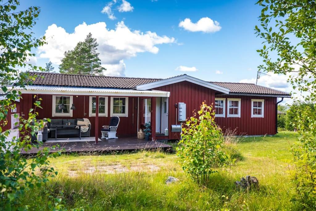 ein rotes Haus mit einem Hof in der Unterkunft Långrösta; Ruime blokhut grenzend aan bos in Hagfors