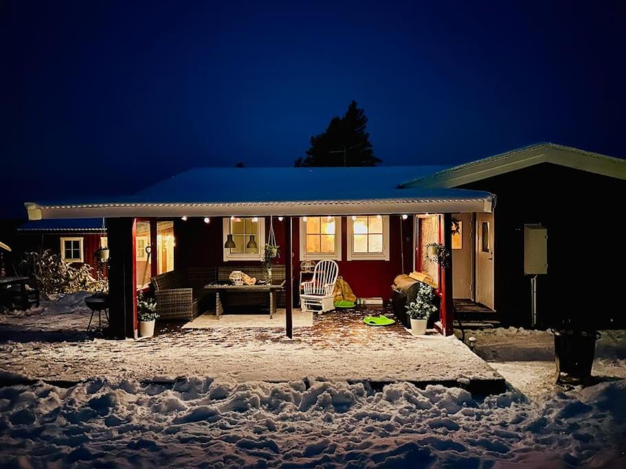 Långrösta; Ruime blokhut grenzend aan bos v zimě