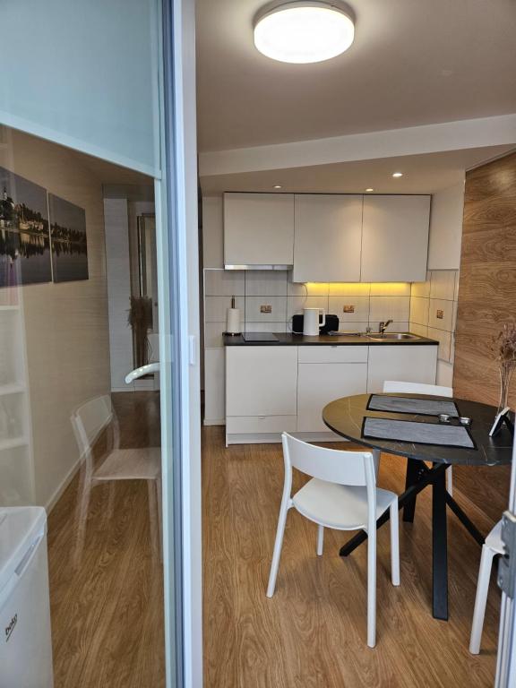 Kuchyň nebo kuchyňský kout v ubytování Buto nuoma Žemaitės gatvėje