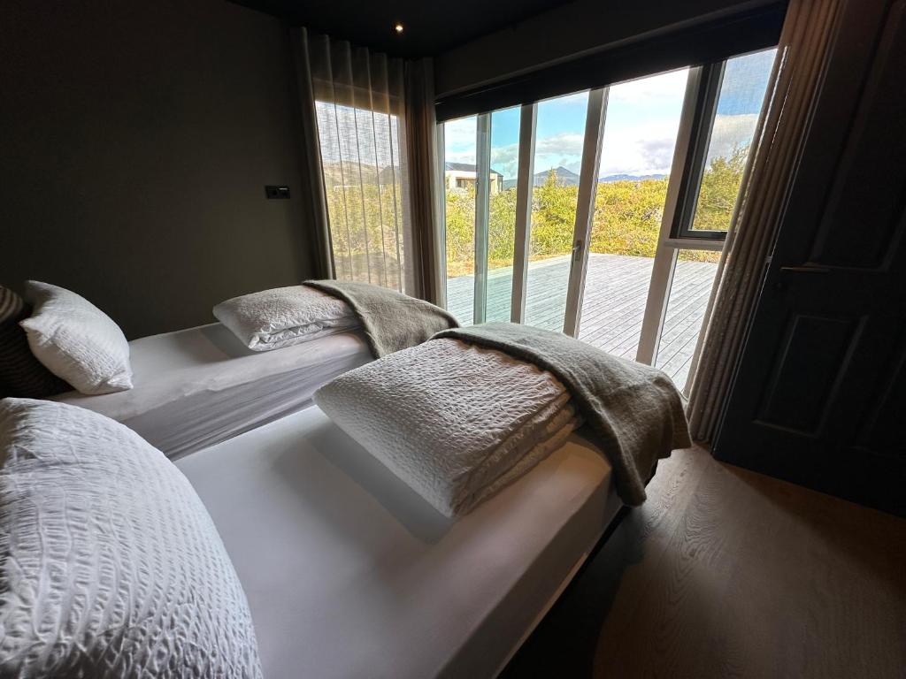 Postel nebo postele na pokoji v ubytování Stunning Luxury Chalet in West Iceland - Birta Rentals