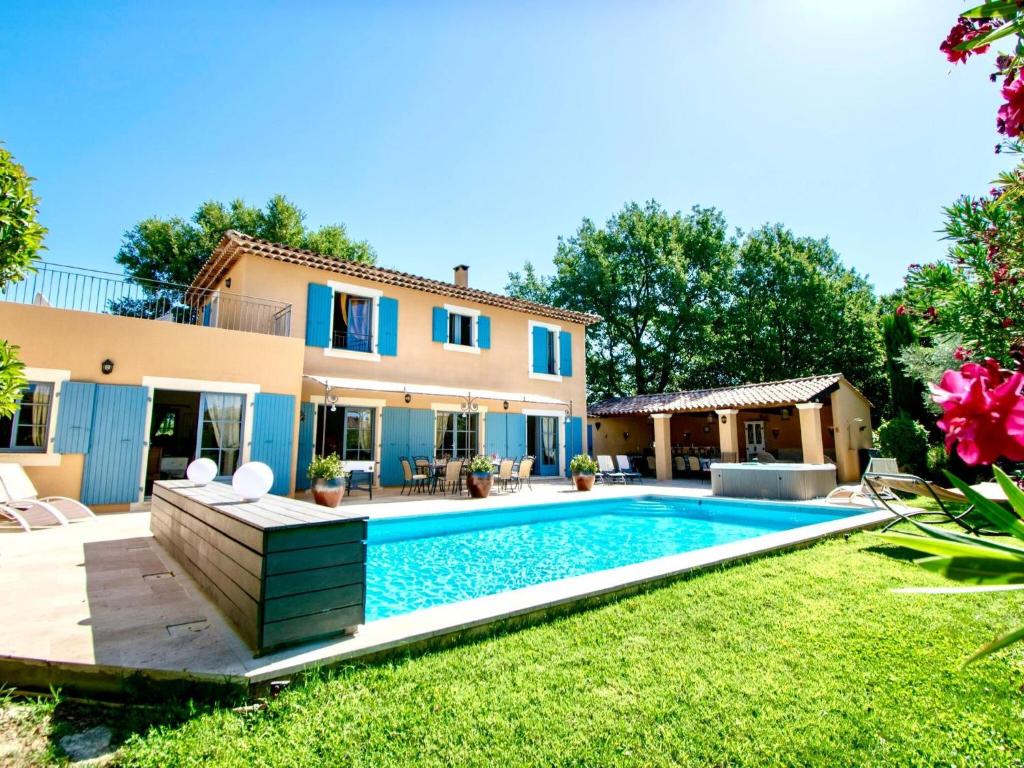 een achtertuin met een zwembad en een huis bij Modern Villa in Villars with Sauna in Villars