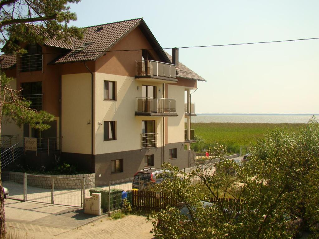 un gran edificio con balcones en un lateral en Villa Piaski, en Krynica Morska