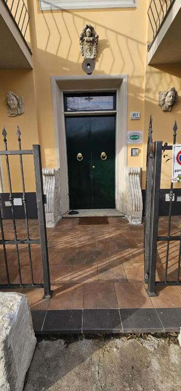 a green door with gold handles on a building at Casa degli artisti 1 in Casarza Ligure