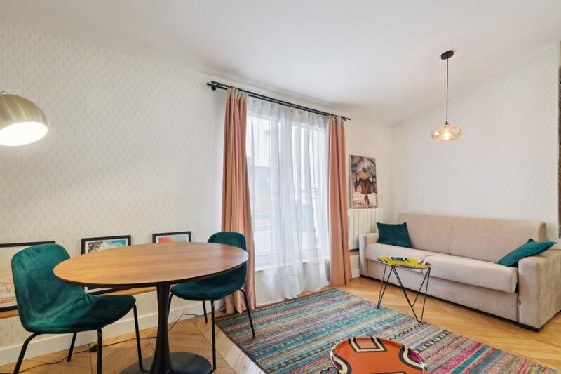 sala de estar con mesa y sofá en 264 Suite Latino - Superb apartment in Paris, en París