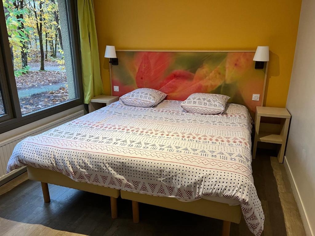 1 dormitorio con 1 cama y ventana grande en Cottage 6p-les hauts de bruyères-765, en Chaumont-sur-Tharonne