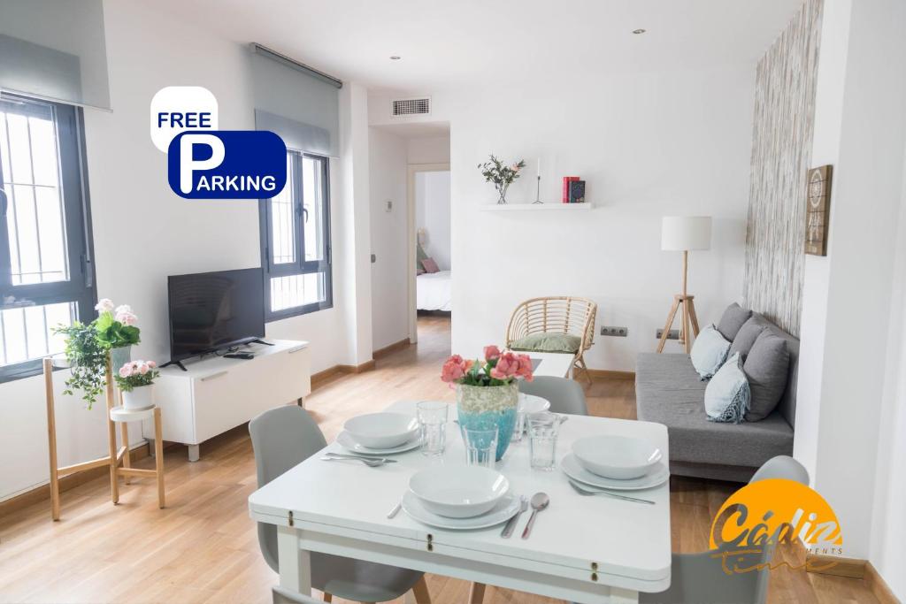 ein weißes Wohnzimmer mit einem weißen Tisch und Stühlen in der Unterkunft Apartamento Caleta - FREE PARKING by Cadiz Time in Cádiz