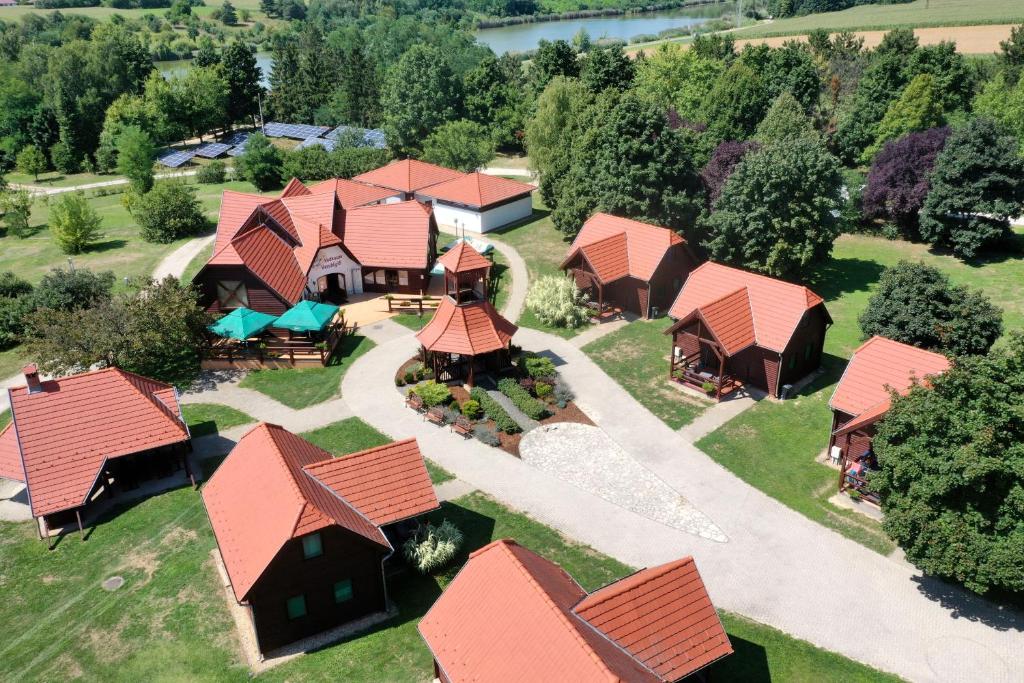 una vista aérea de un grupo de casas con techos rojos en Termálfalu és Kemping Zalaegerszeg - Standard Plus, en Zalaegerszeg