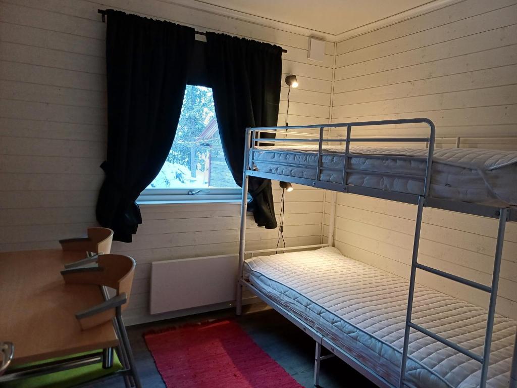 Postel nebo postele na pokoji v ubytování LAKESIDE AURORA CABINS