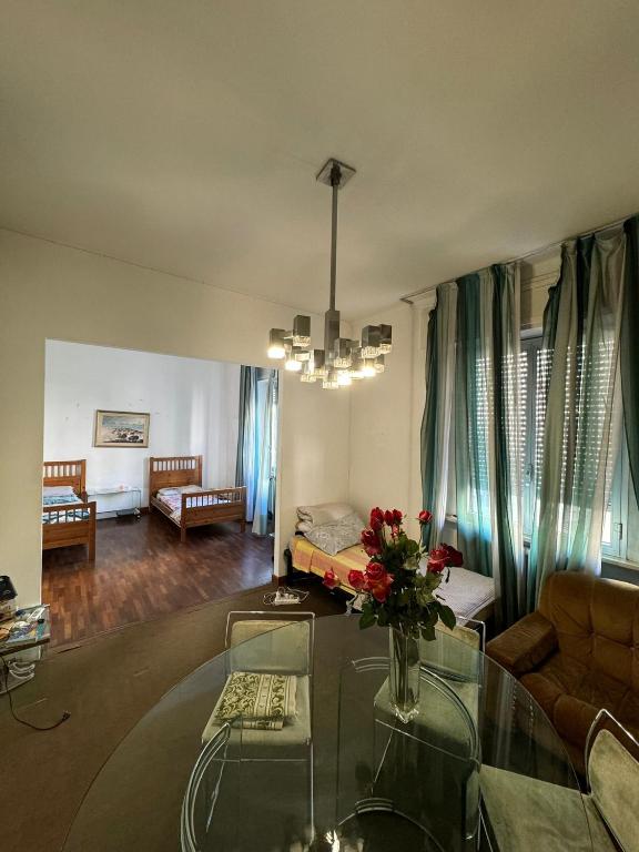 un soggiorno con divano e tavolo con fiori di UrbinHouse1 ad Ancona