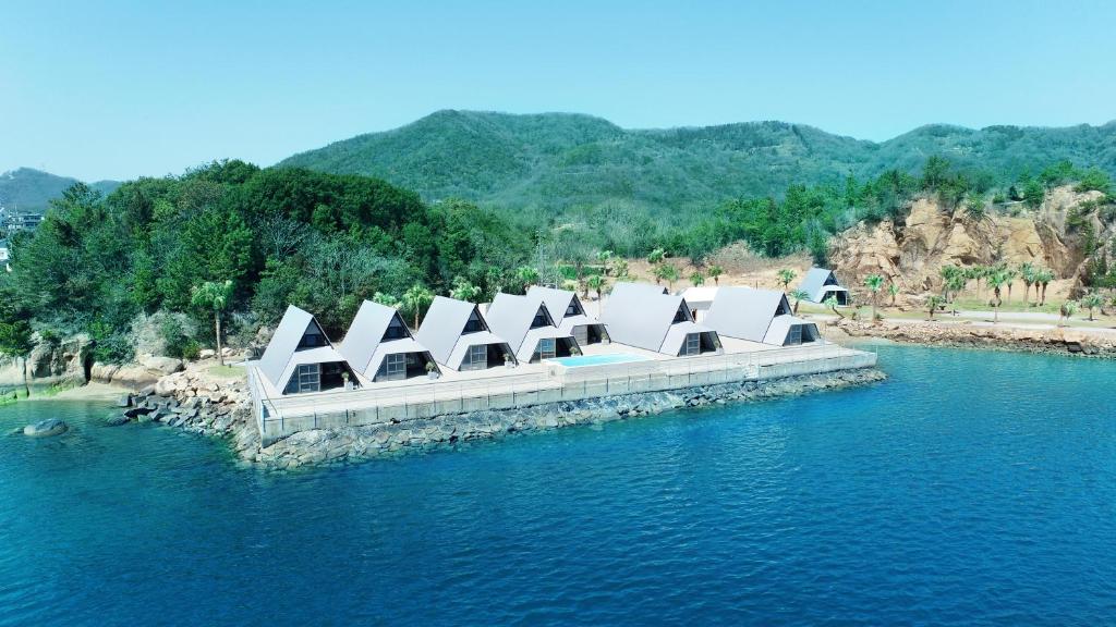 玉野市にあるSETONITEの水中の建物