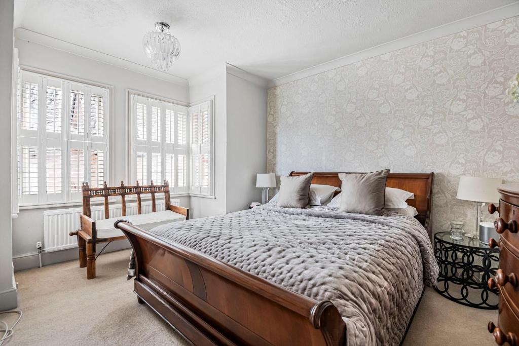 a bedroom with a bed and a wall of windows at Charming 3 Bedroom Townhouse in Henley-On-Thames in Henley on Thames