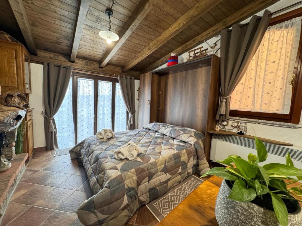 Tempat tidur dalam kamar di B&B La Baita "monolocale ad uso esclusivo"